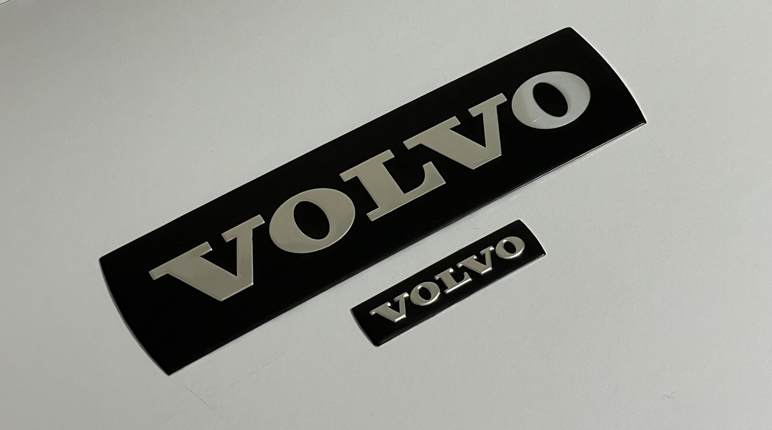 Svarta Volvo emblem till grill & ratt