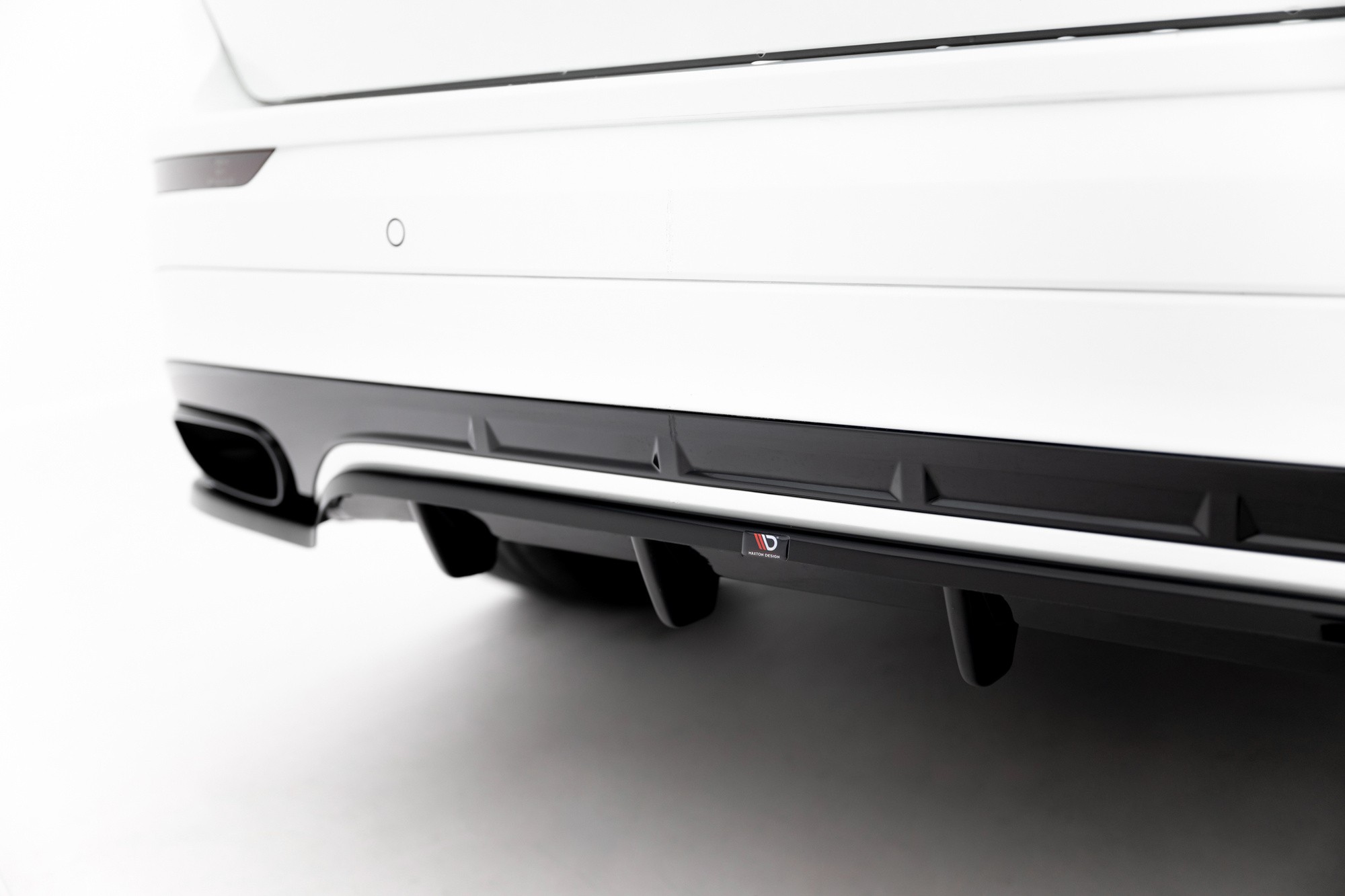 Maxton Design: så väljer du frontläpp, splitter och diffuser till din bil 7 Blanksvart bakre diffuser på en Volvo XC60, en yta som visar repor och smuts tydligare än lack (foto: Maxton Design)