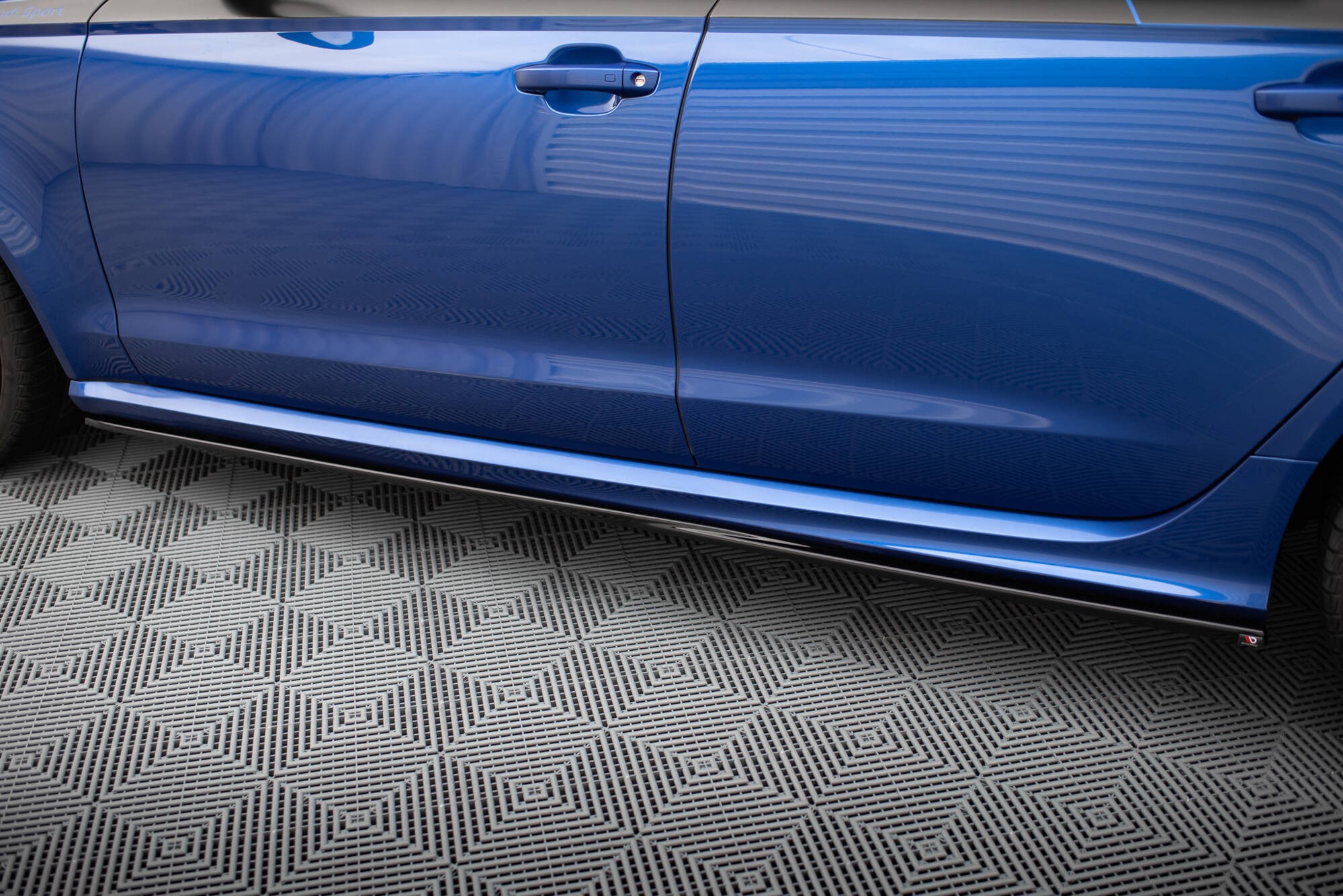 Maxton Design: så väljer du frontläpp, splitter och diffuser till din bil 6 Maxton-sidokjol monterad längs tröskeln på en Audi RS6 (foto: Maxton Design)